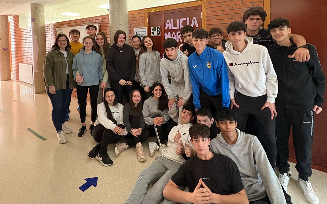 La periodista albalatina Alicia Martín (izda.) con el alumnado de 4ºB a los que contó su experiencia. / IES Laín Entralgo
