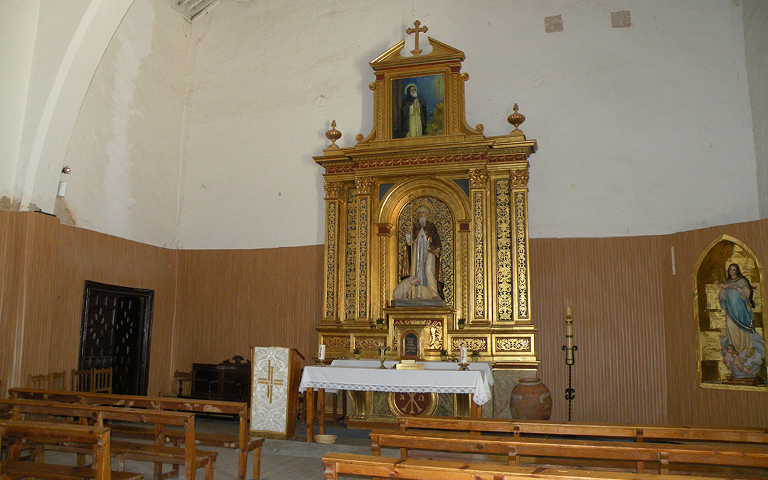 Así lucía en 2009 el templo con San Antón, detrás estaba el Hejal y los frescos. / B. Severino