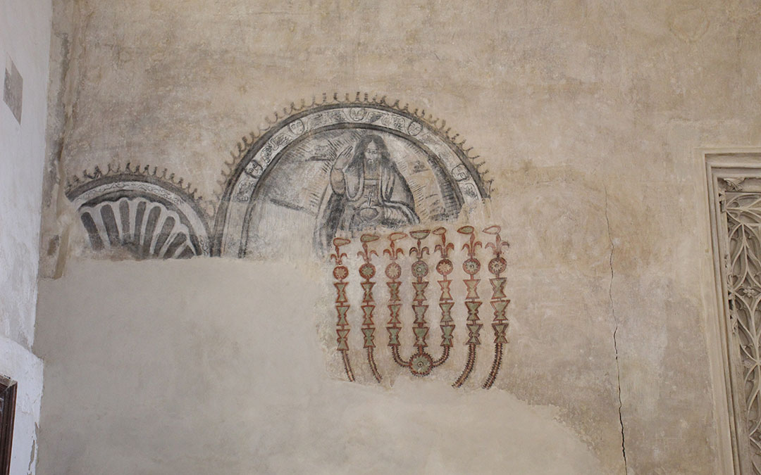 La Menorá o candelabro de siete brazos siempre tenía que estar y aquí estaba pintado. Se tapó con una grisalla cristiana de la que se ha extraído la zona inferior para colocarla aparte y se ha dejado su hueco en la pared como testimonio. / B. Severino