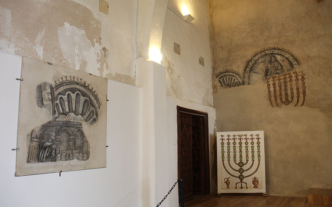 Rincón junto a la puerta de la sacristía donde se se conserva la separación de dos pinturas superpuestas (candelabro y grisalla) para que ambas puedan verse. / B. Severino