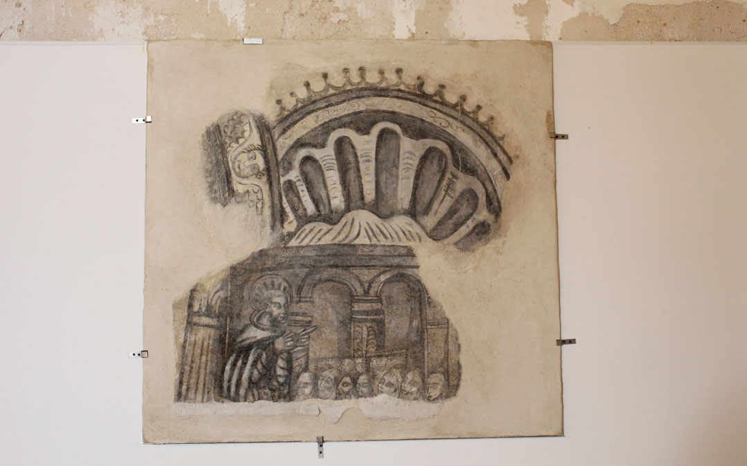 En la restauración ha habido que aplicar dos técnicas para separar parte de las pinturas cristianas y judías superpuestas y que sean ambas visibles. La extraída de la zona inferior se ha colocado sobre una lámina que imita una pared. / B. Severino
