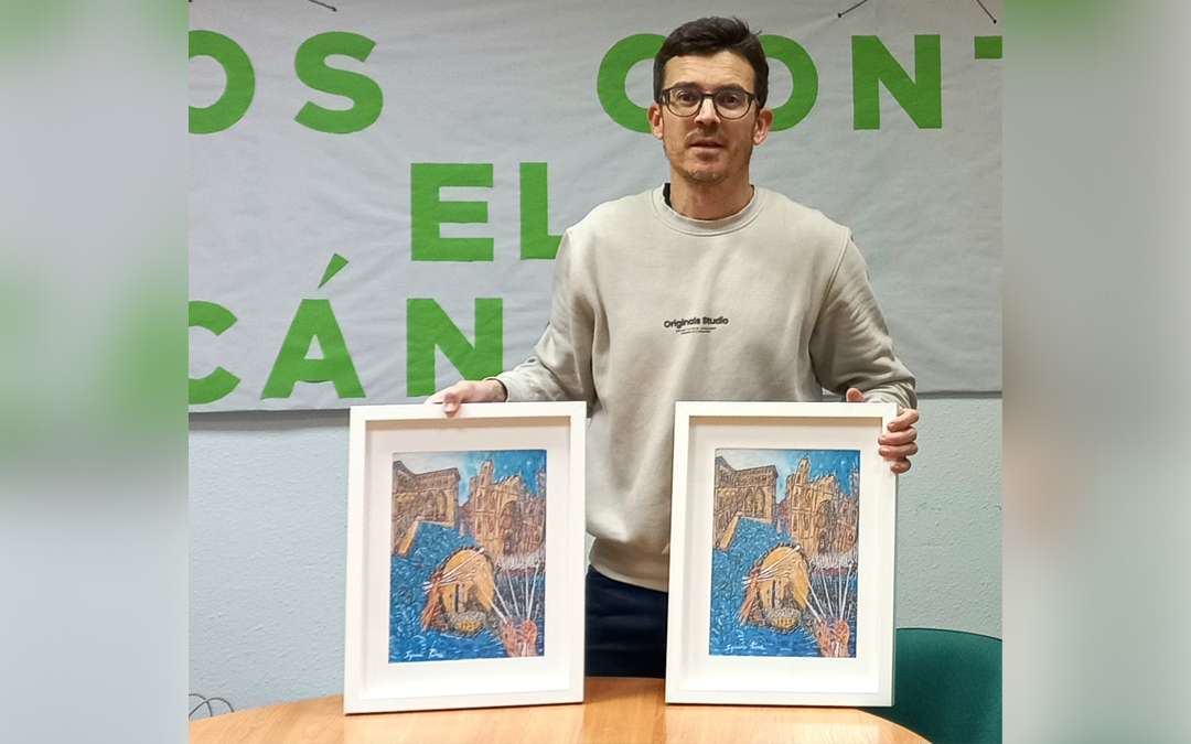 El artista junto a dos de las copias que están a la venta./ I.P.