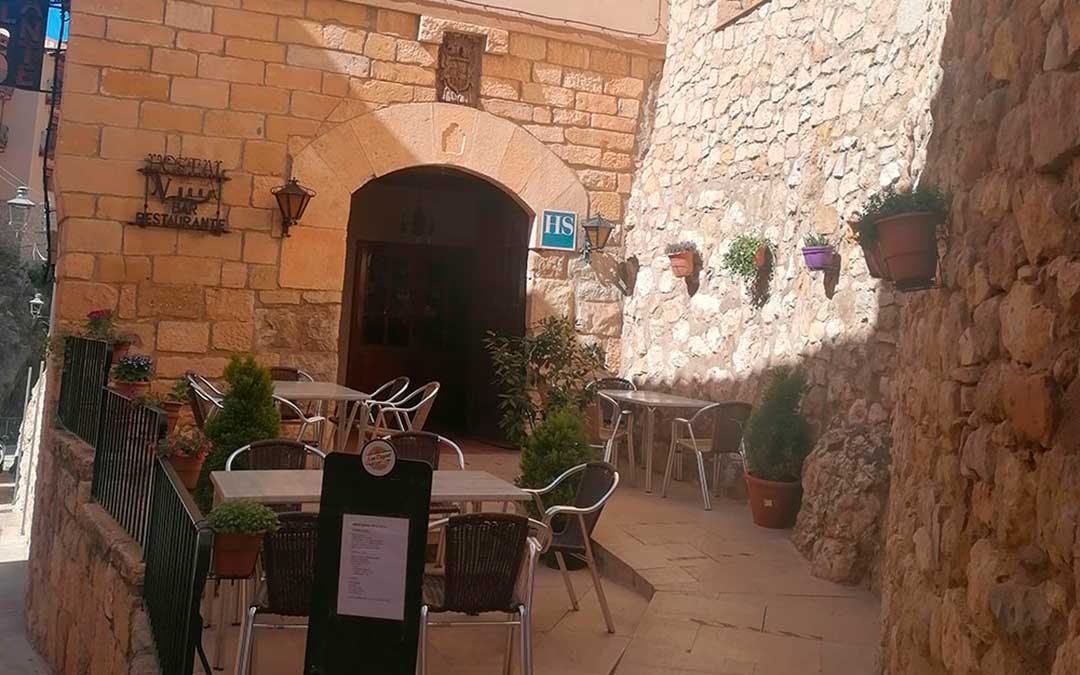 El hostal está situado en la calle Mayor, muy cerca del Ayuntamiento / Turismo Maestrazgo