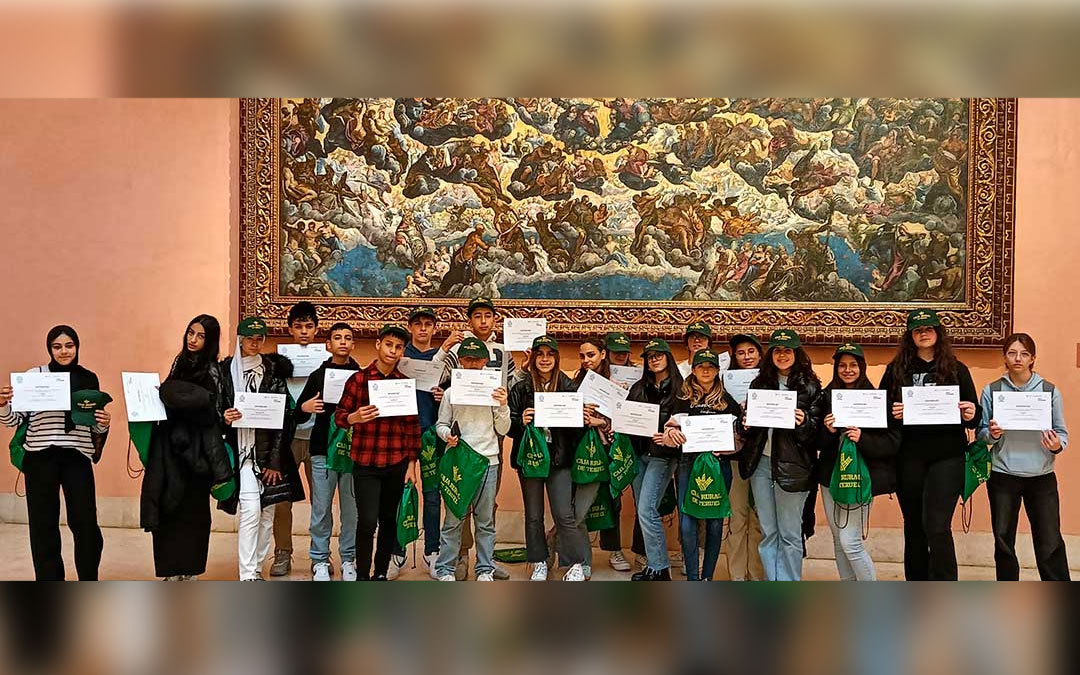 Alumnado del IES de Híjar recogiendo sus premios en el Museo Thyssen. / IES