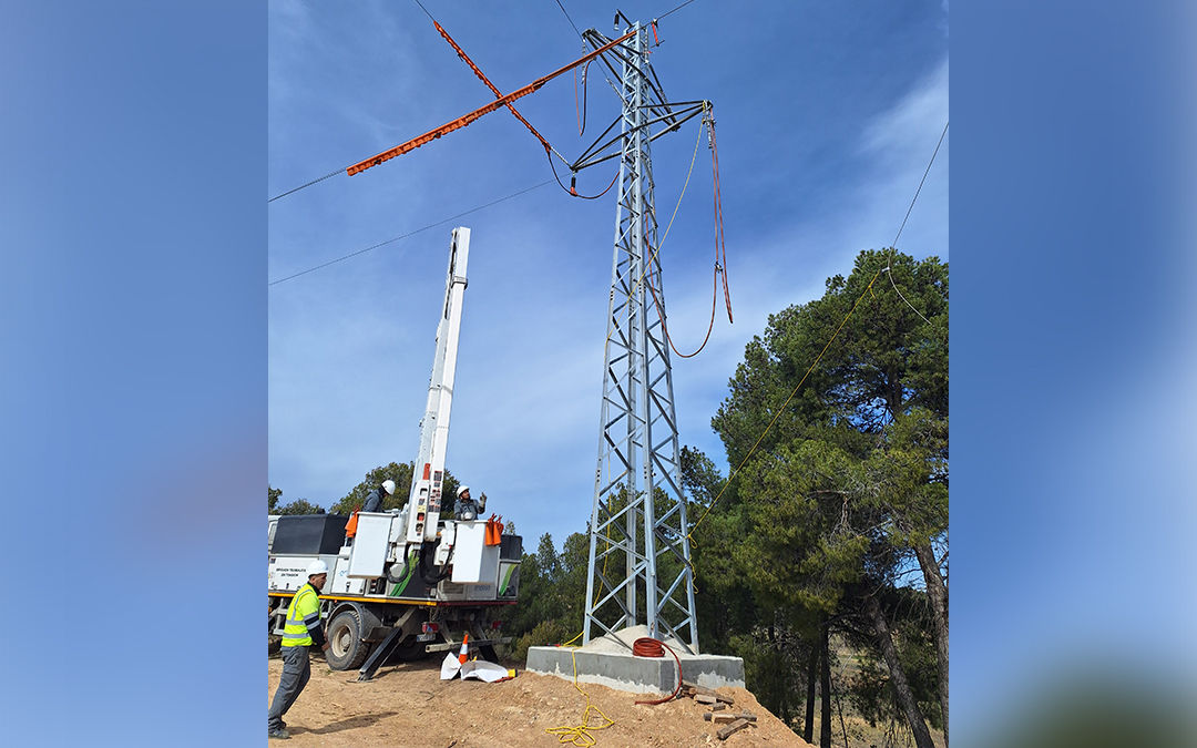 En Peñarroya se están sustituyendo los postes de madera por los metálicos / Endesa