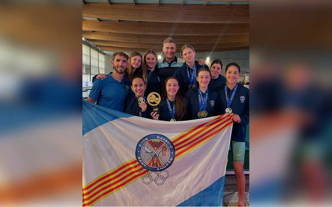 Las jóvenes también se llevaron dos medallas en las pruebas por relevos./ La nadadora andorrana Irene Ciércoles posa con sus cinco medallas de las pruebas individuales./ F.L.C.