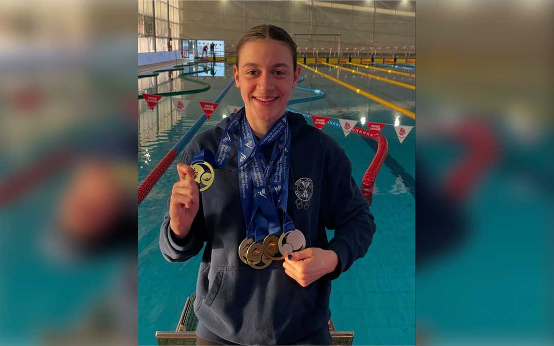 La nadadora andorrana Irene Ciércoles posa con sus cinco medallas de las pruebas individuales./ F.L.C.