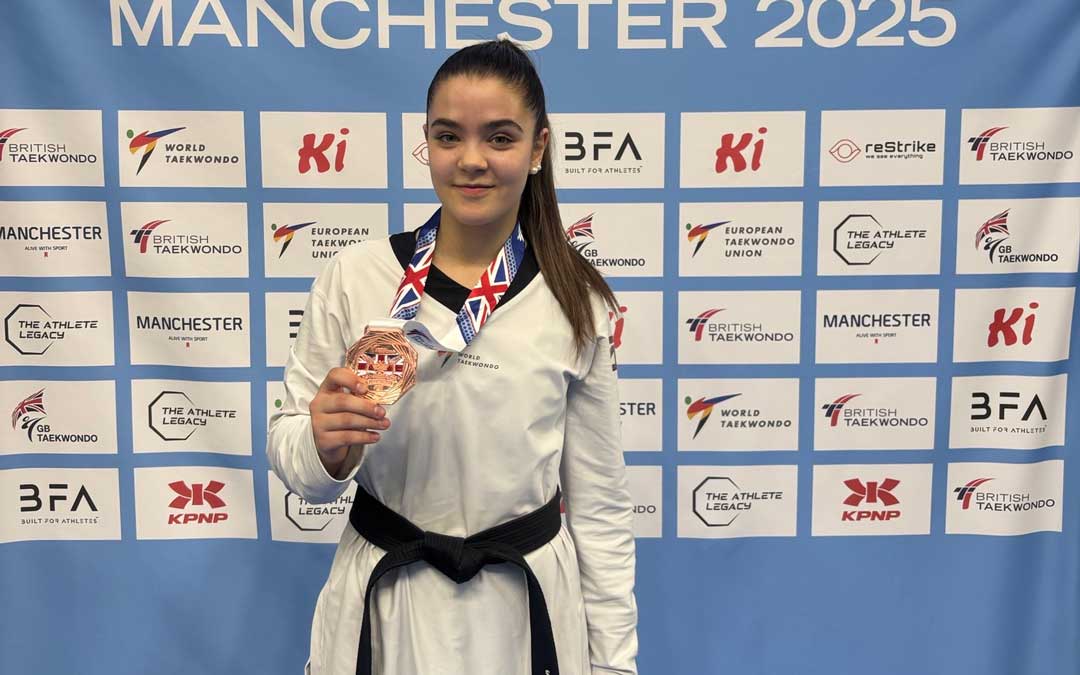 Irene Soriano posa con su medalla de bronce en Manchester./ CABRAL TEAM