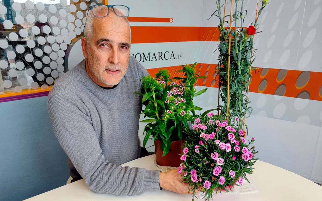 El botánico Javier Carela en los estudios de Radio La Comarca. / LA COMARCA