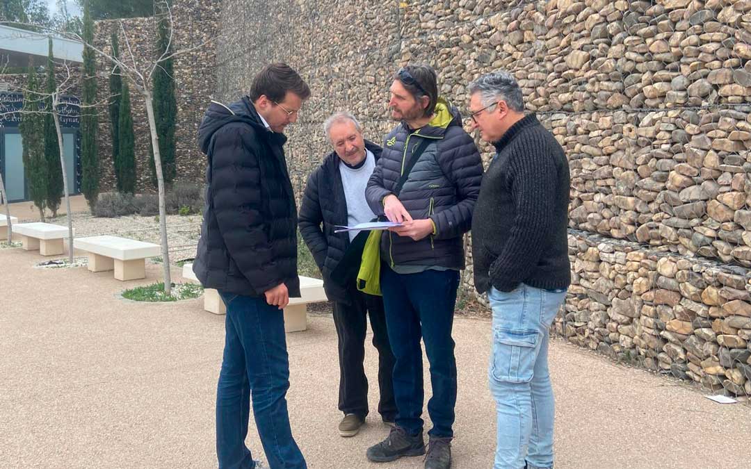 Jorge Pueyo con los representantes de CHA en Alcañiz./ M.M.R.