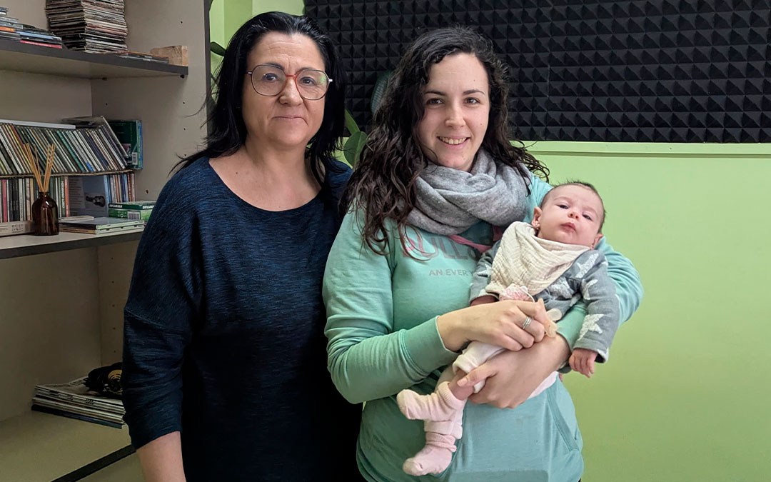Julia Gascón en Radio Caspe con su madre y su hija./ S.F.