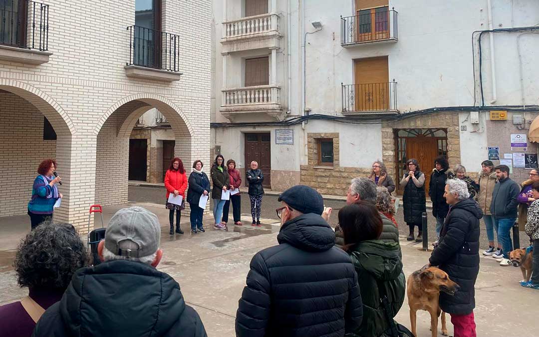 Lectura del manifiesto por el 8M en La Puebla de Híjar. / Ayto. La Puebla