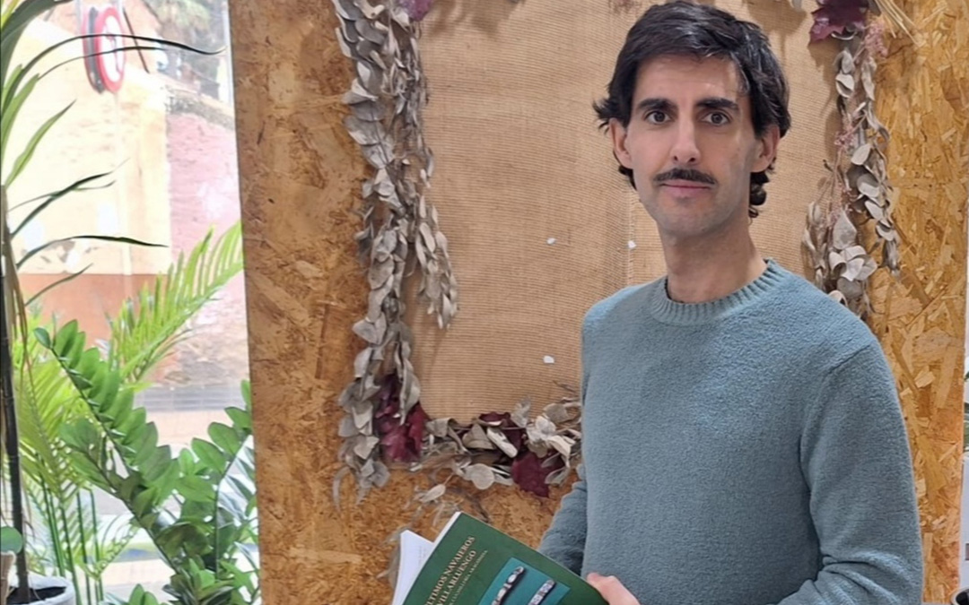 Luis Royo con el libro que acaba de publicar, ‘Los últimos navajeros de Villarluengo. Apuntes de cuchillería aragonesa’ / L.R.