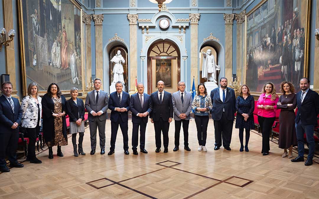 Foto de familia de los participantes este lunes en la presentación del estudio en el Senado./ Next Generation.