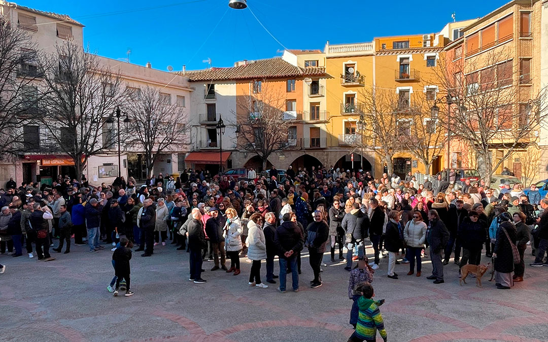 Los vecinos se han unido en la Plaza España./ S.F.