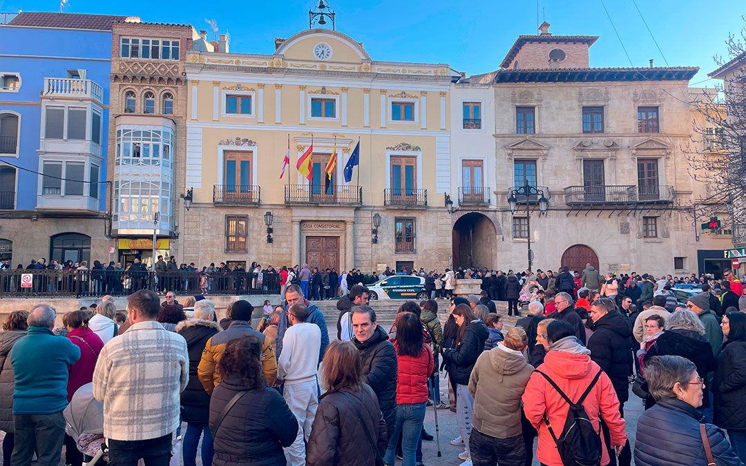 Los vecinos se han unido en la Plaza España./ S.F.