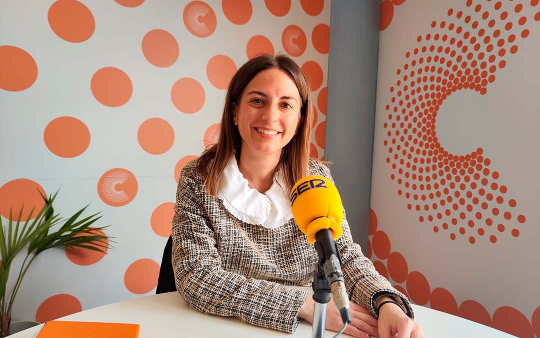 Marina Martin, optometrista, en el estudio de Radio La Comarca./RLC