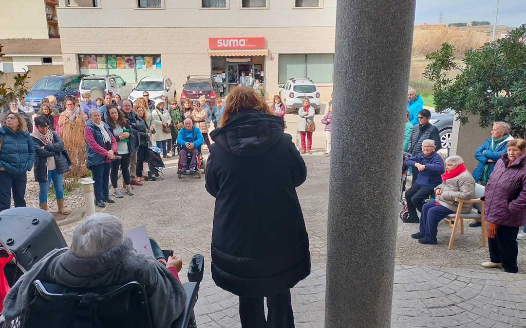 Lectura del manifiesto por el 8M en las puertas de la residencia de Mas de las Matas. / Ayto. Mas de las Matas