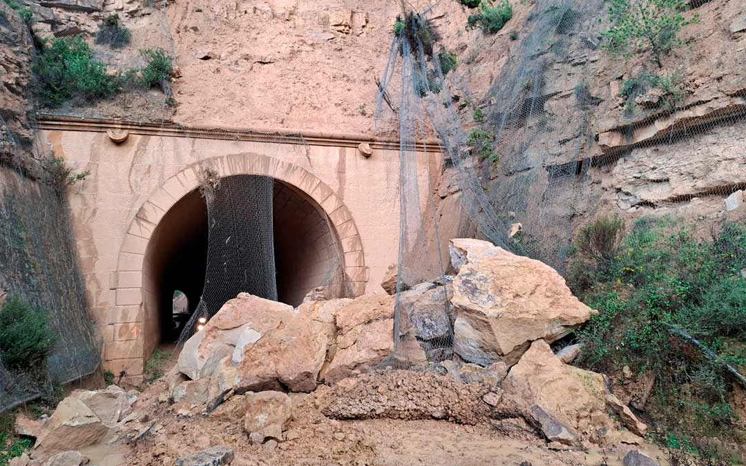 Imagen de archivo. El desprendimiento de marzo, que se produjo en el túnel que se encuentra a 650 metros de la antigua estación de tren de Valdeltormo, en dirección a Valjunquera./ Comarca del Matarraña.