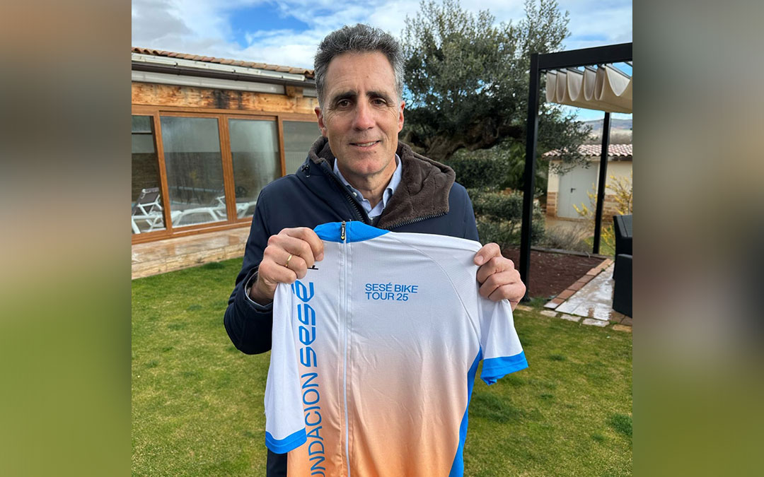 Miguel Indurain con la equipación de la Sesé Bike Tour./ SESÉ