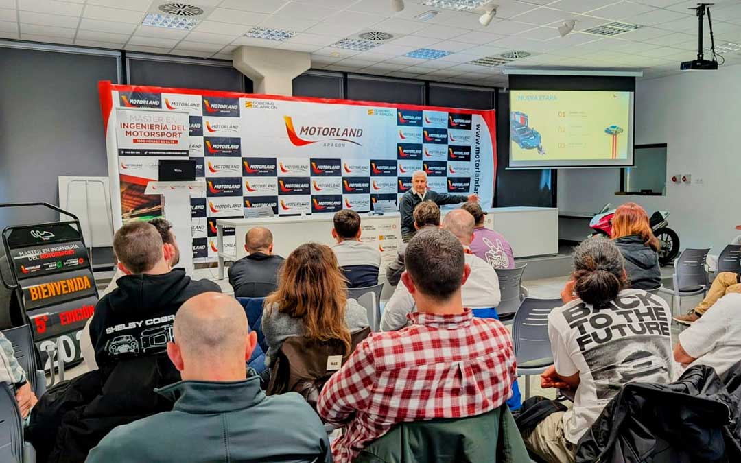 Momento de la charla en la sala de briefing de Motorland Aragón./ MOTORLAND