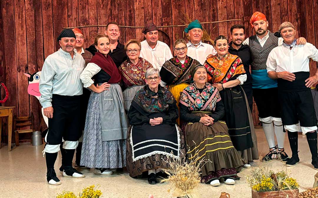 El grupo de jota de Muniesa en el festival de fin de curso de 2024 / A.A.J