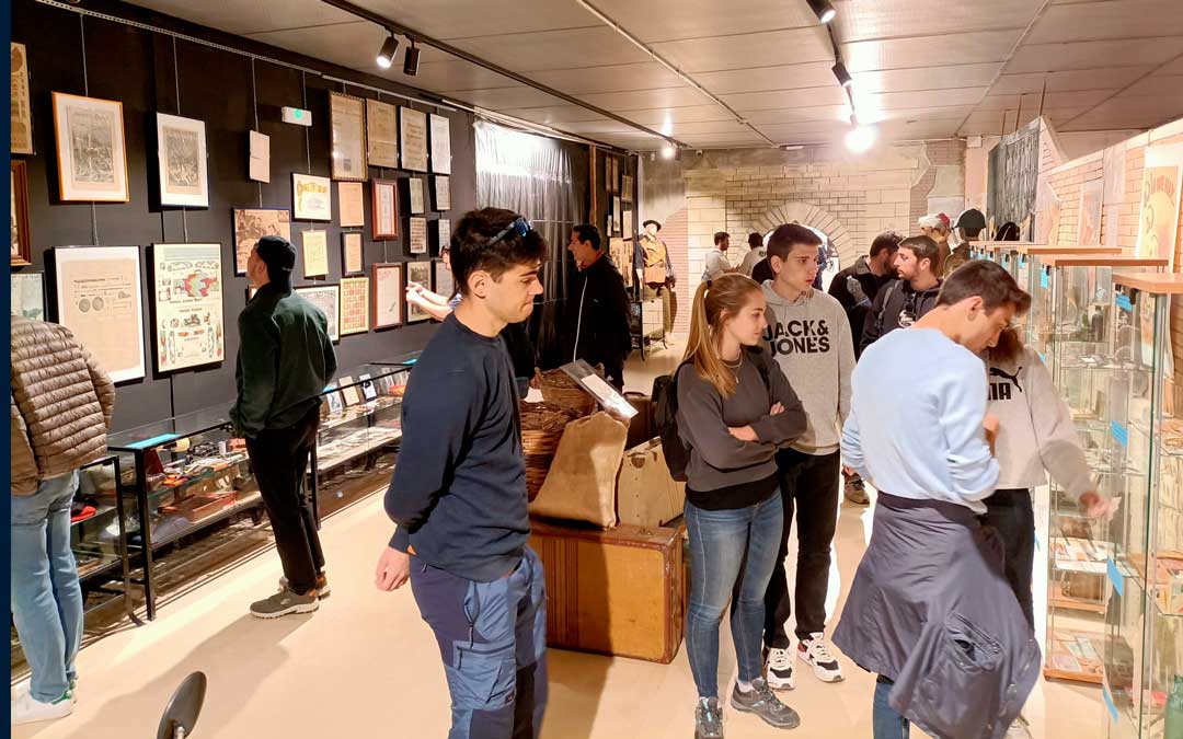 Visitantes en el museo de la Batalla del Ebro de Fayón./ AYTO