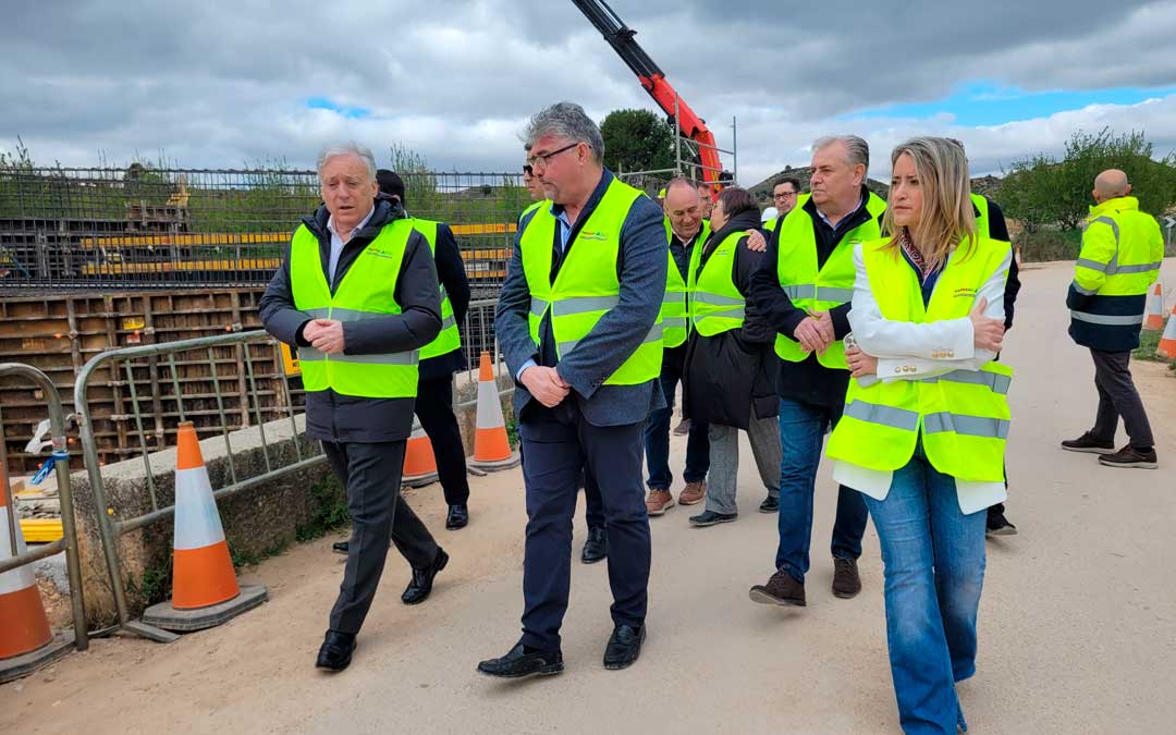 Visita a las obras en la A-1410 con el nuevo puente sobre el río Mezquín./ DGA