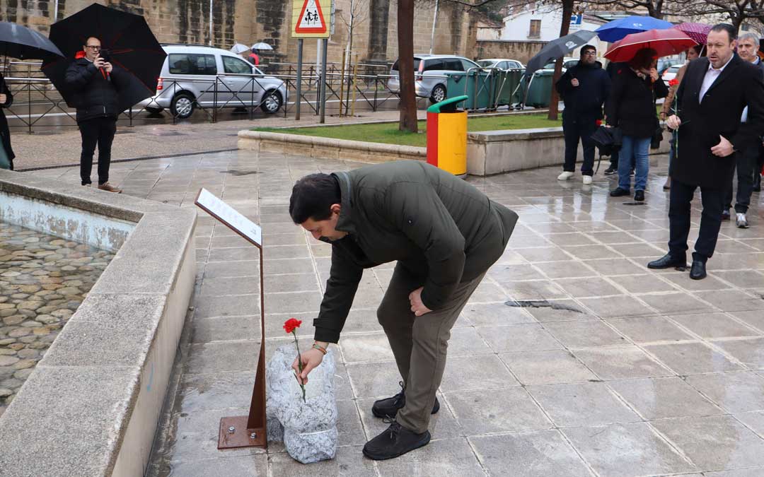 El alcalde de Alcañiz fue el primero en depositar su ofrenda bajo la lluvia./ M.M.R.