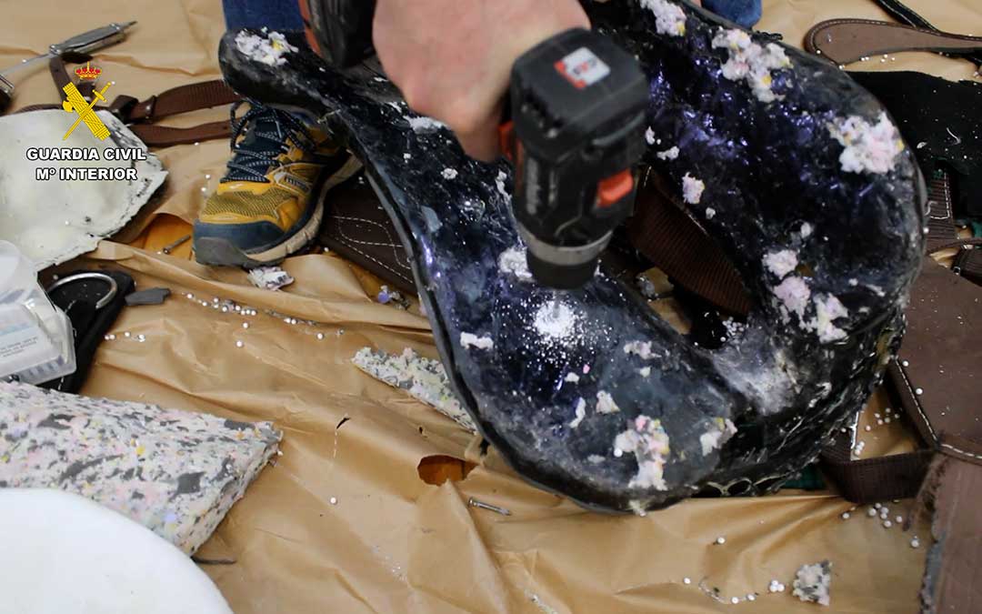La Guardia Civil, en el marco de la «Operación Equitem», ha incautado 26 kg de cocaína que se encontraban camuflados de forma muy sofisticada, formando parte del relleno de seis sillas de montar / G.C.