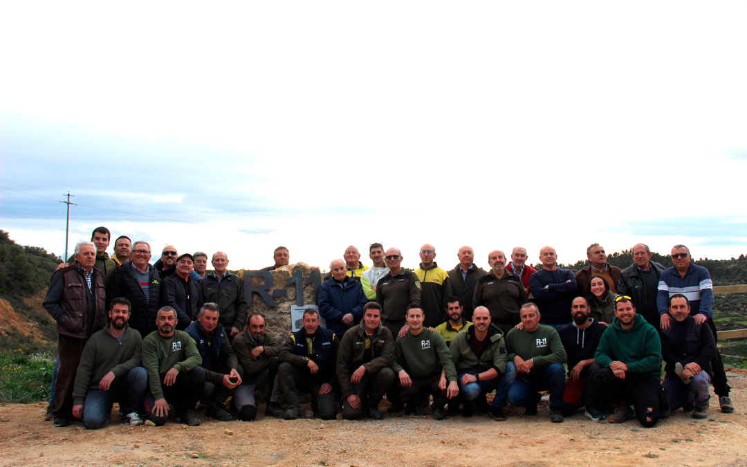 Foto de familia con los homenajeados la tarde del viernes en Valdealgorfa./A.Z
