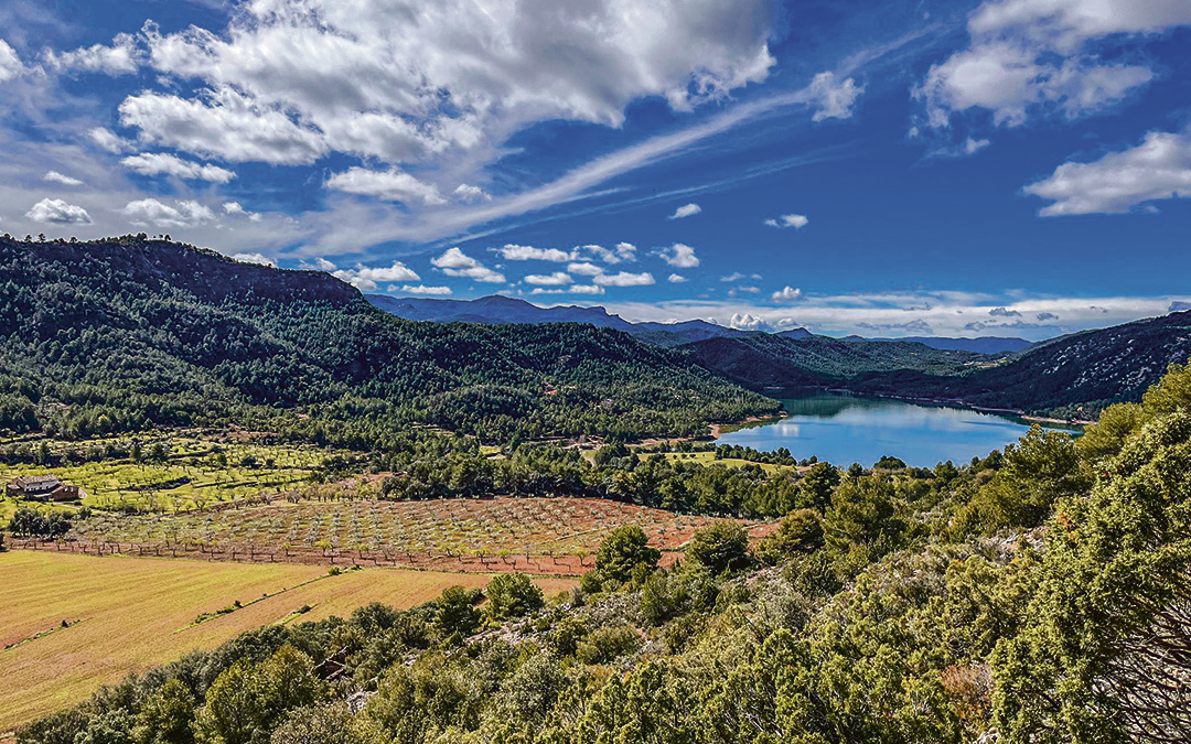 El embalse de Pena y su entorno, en Beceite, luciendo el domingo un mejorado aspecto después de registrar más de 100 mm. en los últimos días / Juanma Bernad