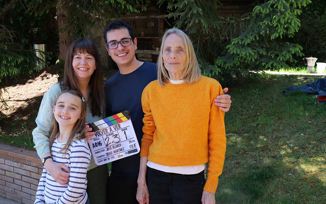 Blanch, con la pequeña Oliene Retana, Mamen Romero y Neli Lladó, protagonistas de ‘Volver a ver’, su primer cortometraje. Archivo personal