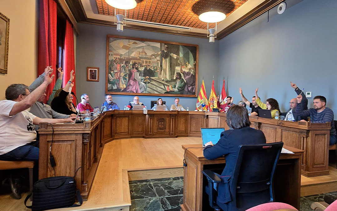 Todos los grupos salvo el de gobierno (PP) votando en contra de uno de los puntos presentados por urgencia en el pleno./ Eva Defior.