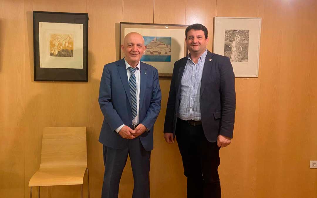 El director del IEH, José María Maestre, y el alcalde de Alcañiz, Miguel Ángel Estevan./ M.M.R.