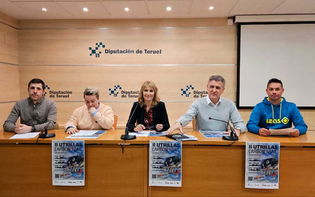 De izquierda a derecha, el concejal de Deportes, José María Lancis;, la técnico de Deportes, Leticia Tripiana; la diputada provincial, Beatriz Redón; el alcalde de Utrillas, Joaquín Moreno; y el corredor y colaborador, Ángel Lorente./ DPT