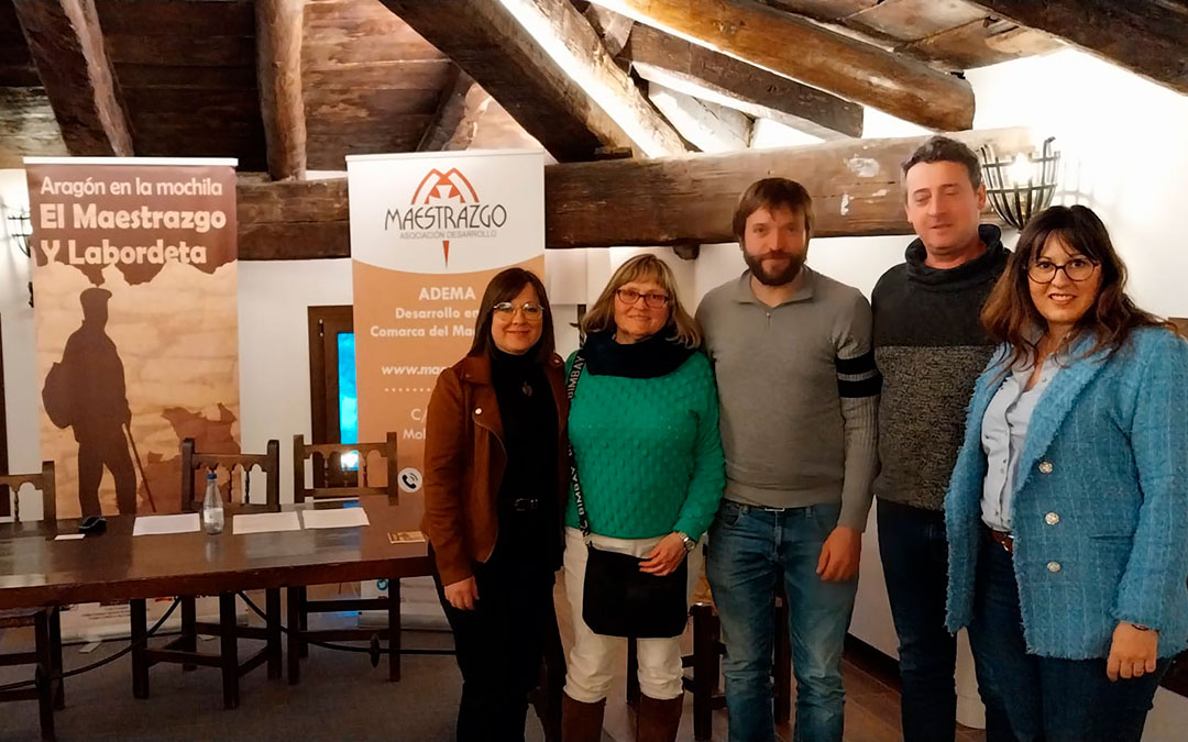 Presentación de la Ruta Labordeta en Villarluengo con Mari Carmen Soler, alcaldesa de Mirambel; Rosario García, alcaldesa de Pitarque; Roberto Rabaza, alcalde de Tronchón y presidente comarcal; y Fernando Safont, alcalde de La Iglesuela. / J.A.