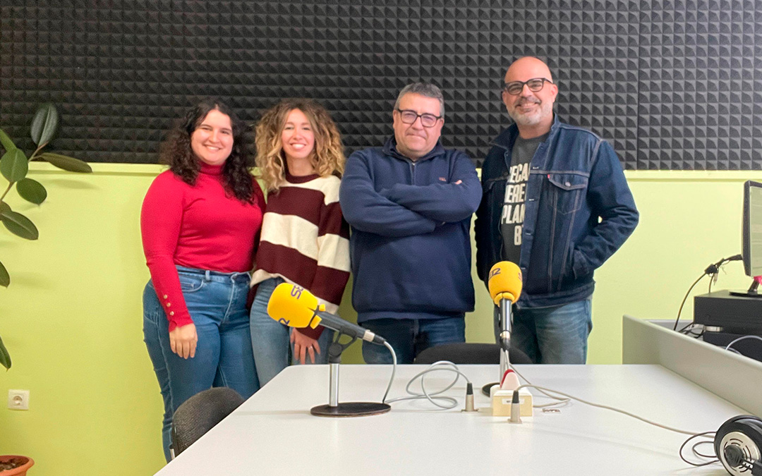 César Larrosa y Joan Vaqué en Radio Caspe junto a Sofía Fondevilla y María Ibáñez./ L.C.