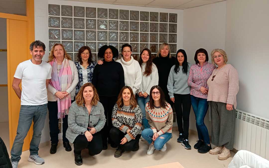 Las alumnas trabajadoras del programa junto a la directora, el formador, y la alcaldesa de la localidad, María Ariño./ AYTO MAS DE LAS MATAS