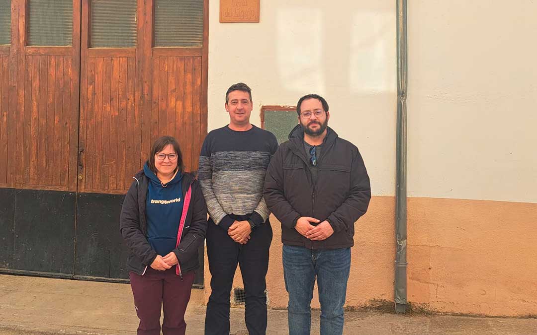 El alcalde de La Iglesuela junto con los diputados autonómicos del PSOE Mari Carmen Soler y Ángel Peralta / PSOE