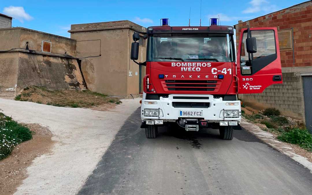 Los bomberos han estado llevando agua para que el municipio estuviera abastecido./ DPT
