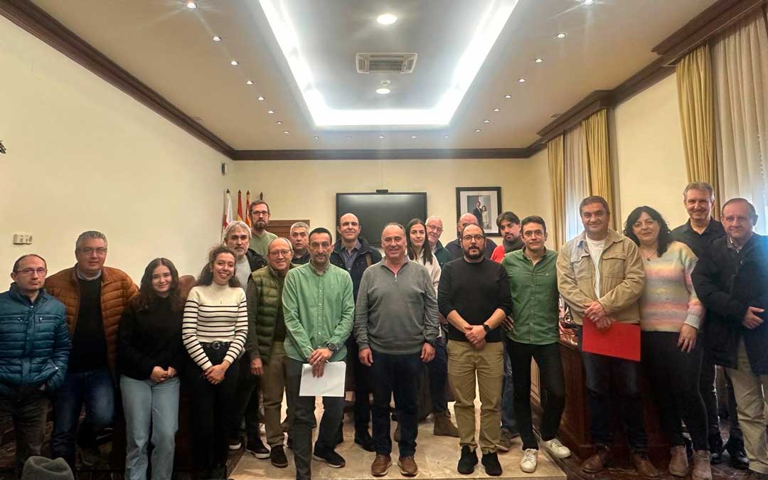 Representantes o directores de las bandas de Teruel junto al diputado de Cultura, Miguel Iranzo./ DPT