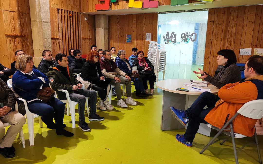 Una veintena de personas asistió a la reunión con los peñistas./ A.G.
