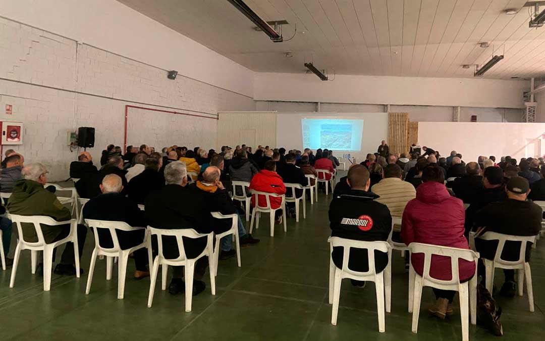 Más de 200 regantes asistieron a la reunión convocada./ M.M.R.
