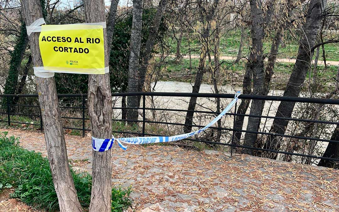 La ribera cortada en los accesos a la vuelta a los puentes./ M.I.