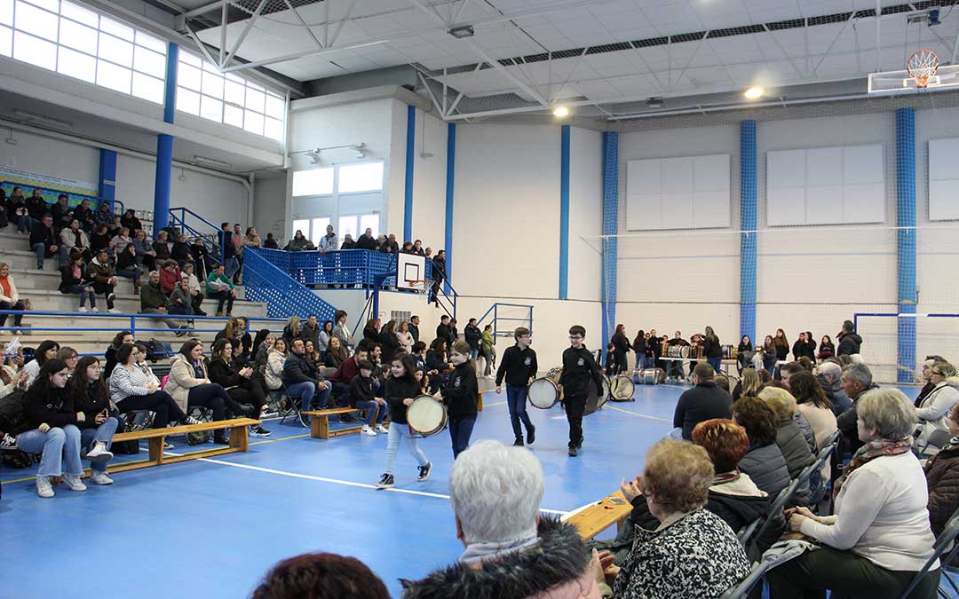 La Escuela del Tambor de Samper desfila con Los Magnos, la colección de tambores de Said Royo. / B. Severino