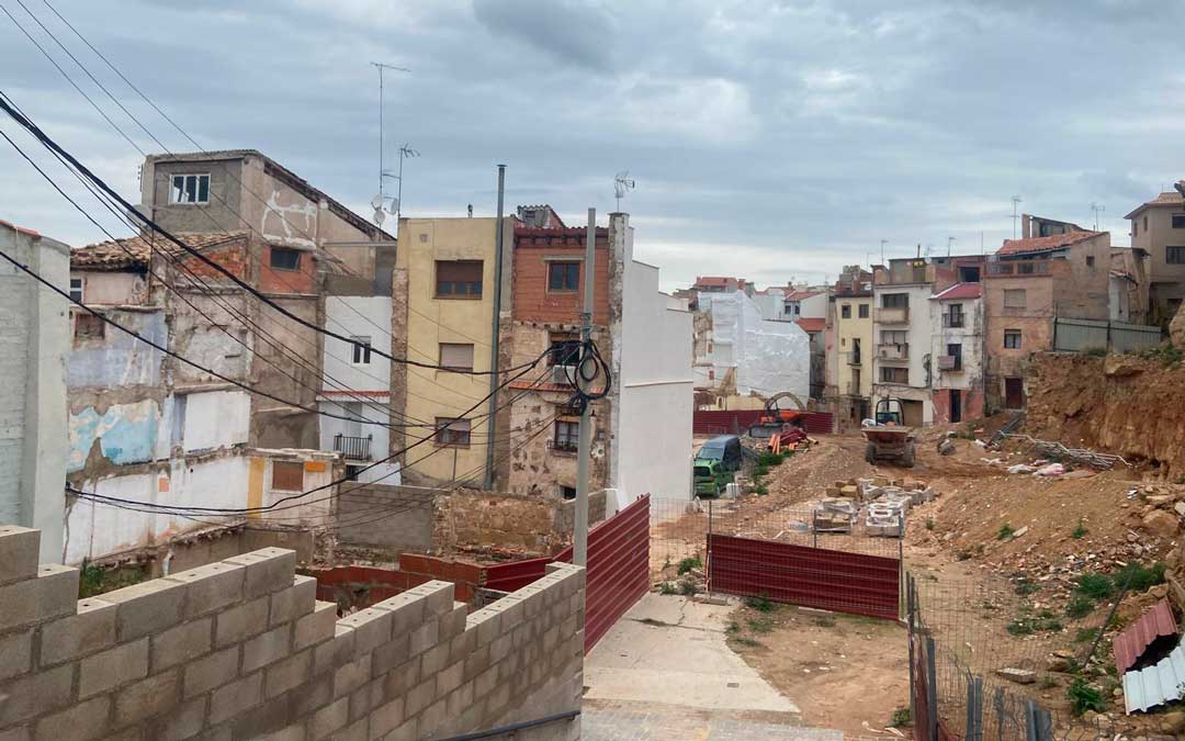 Solares en la calle San Jaime de Alcañiz donde se situarán las viviendas de DGA para jóvenes./ M.M.R.
