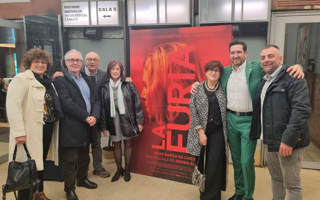 Parte de la expedición de Torrevelilla en el pase de 'La Furia' en Barcelona Victoria Rivero, que actúa como tía; Ferran Rañé; Mariano Laviña; Conchita Serrano; María Gloria Pinardel; el alcalde, Carlos Martín y Óscar Serrano, que actúa como uno de los cazadores. / L.C.