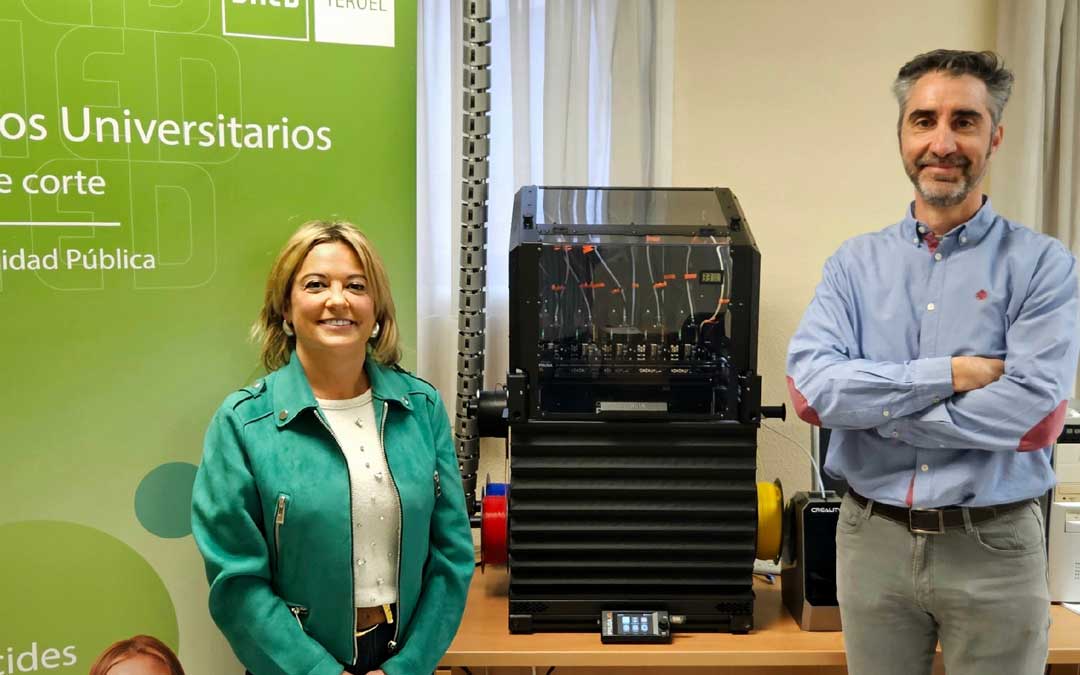 La directora de la UNED, Raquel Arribas, junto al ponente, José Ángel Fernández./ UNED Teruel