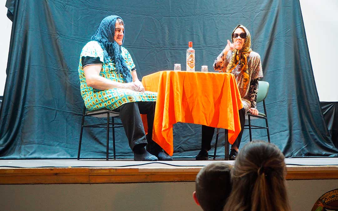 Teatro en Urrea de Gaén 'Conciliando'. / Toño Martín-Valdecara